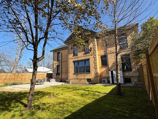 Building Photo - 406 W 1st St