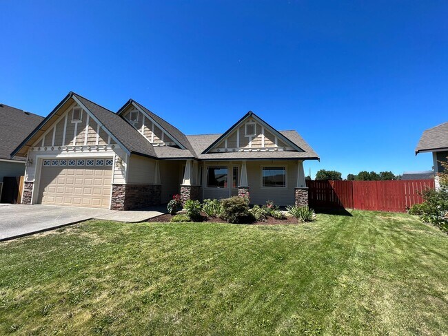 Building Photo - Modern 3 Bedroom Home