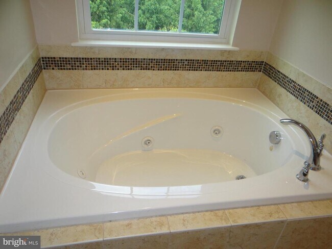 Building Photo - 400 Larose Dr