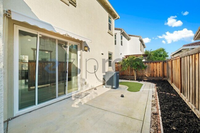 Building Photo - 2060 Salice Wy