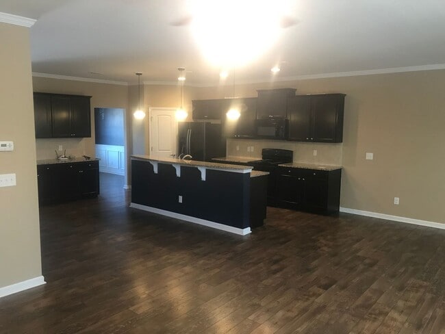 Building Photo - GREAT 4 BEDROOM !!!
