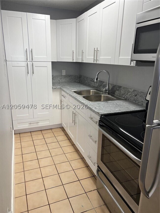 Building Photo - 645 W 68th St