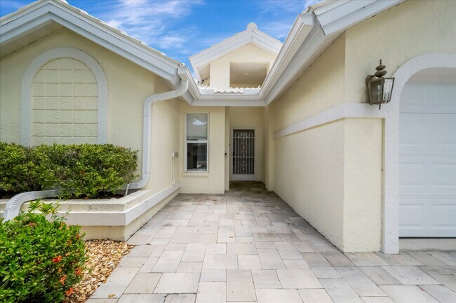 Building Photo - 3BR/2.5BA Private Pool Home | Chestnut Creek Community in Venice