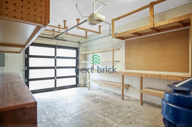 Building Photo - 2 BED & 1.5 BATH TOWNHOME FOR RENT