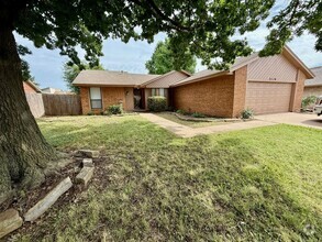 Building Photo - Great Home Close to Campus
