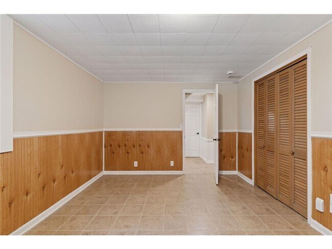 Building Photo - 5624 Dale Ave