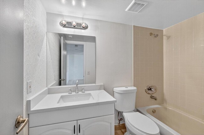 Building Photo - 117 Lake Emerald Dr