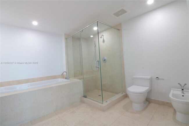 Building Photo - 495 Brickell Ave