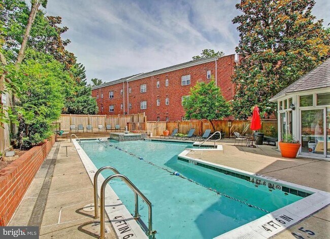 Building Photo - 1734 W Abingdon Dr