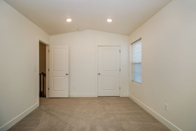 Building Photo - Spacious 3 Bed, 2.5 Bath Pet-Friendly Home with Central Air & 2-Car Garage! - Available on NOW!