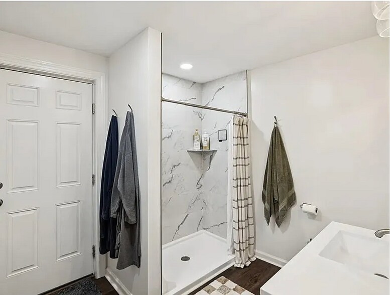 Bath 1 - 816 Woodside St