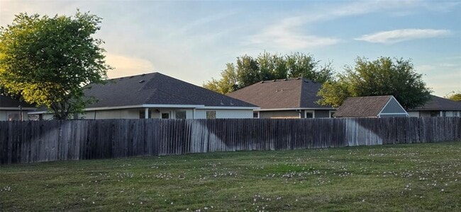 Building Photo - 204 Quail Hollow Dr