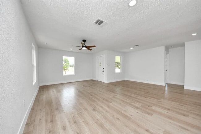 Building Photo - 501 Schilling Ave