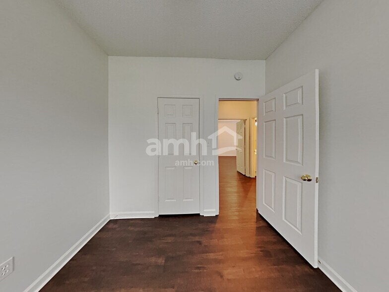 Building Photo - 19504 Tryon St