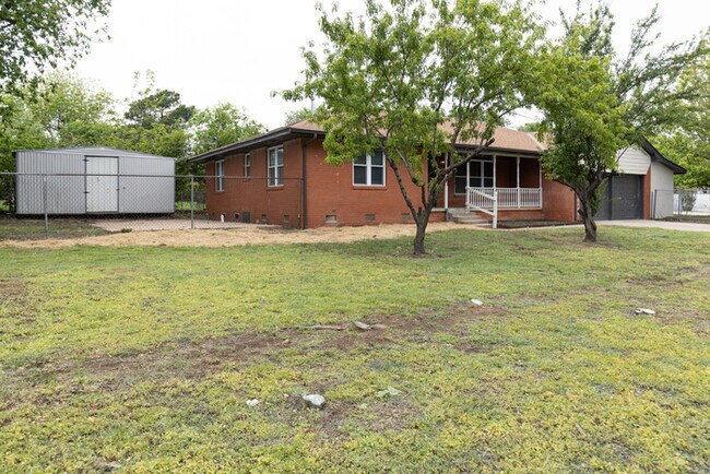 Building Photo - 730 N College St