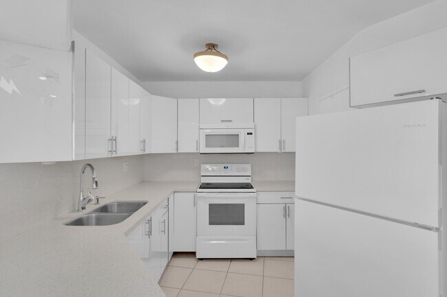 Building Photo - 3725 S Ocean Dr