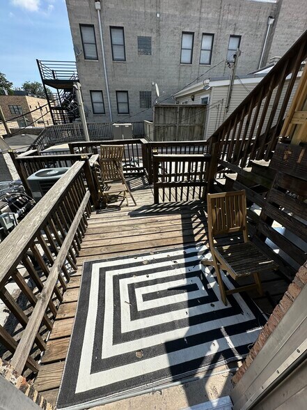 Building Photo - 2009 N Damen Ave