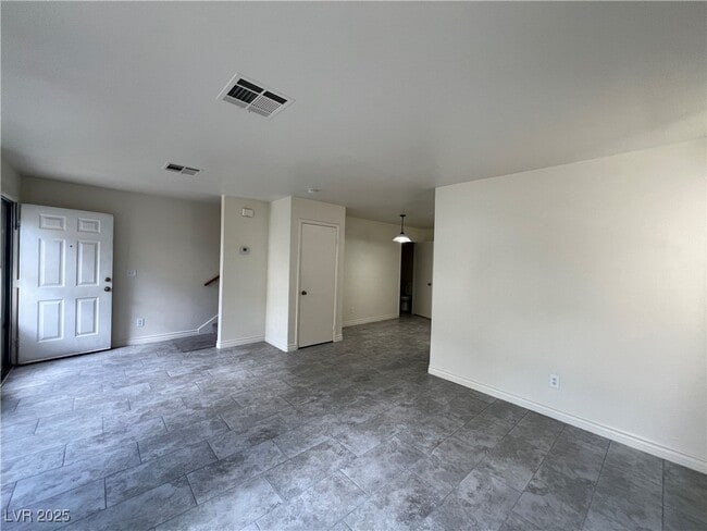 Building Photo - 5586 Lago Ct