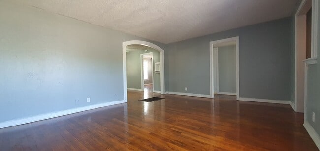 Building Photo - AFFORDABLE and Spacious 2 bedroom 1 bath Home AVAILABLE NOW