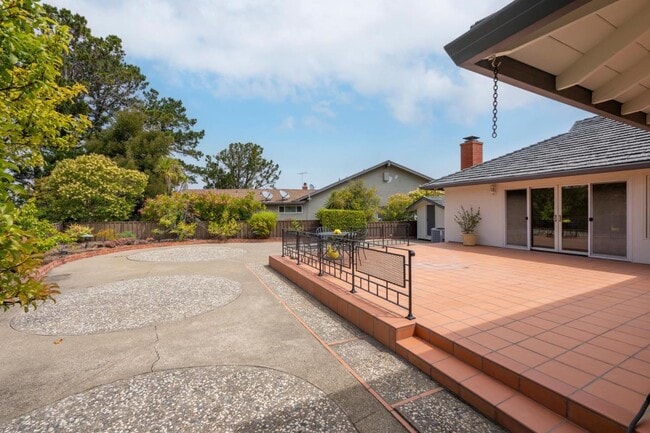 Building Photo - 1394 Manzanita Dr