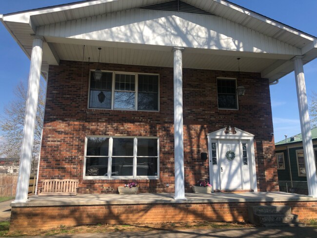 Building Photo - 424 W Maple St
