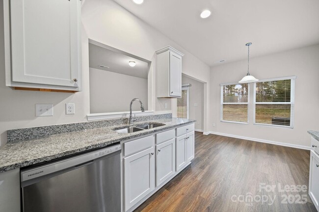 Building Photo - 916 S Battleground Ave