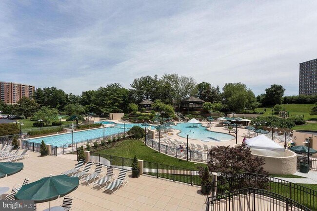 Building Photo - 307 Yoakum Pkwy