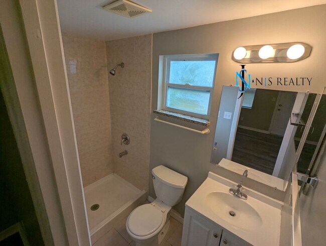 Building Photo - Beautiful, open floorplan 3/2/1 1100 Sq. F...