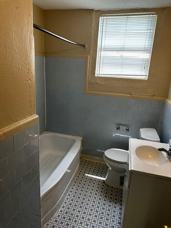 Building Photo - Fagelman Properties #6 (3821 Maplewood Ave)