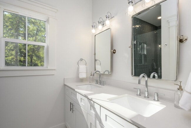 Building Photo - Luxury Four Bedroom Townhome on Hilton Head Island!