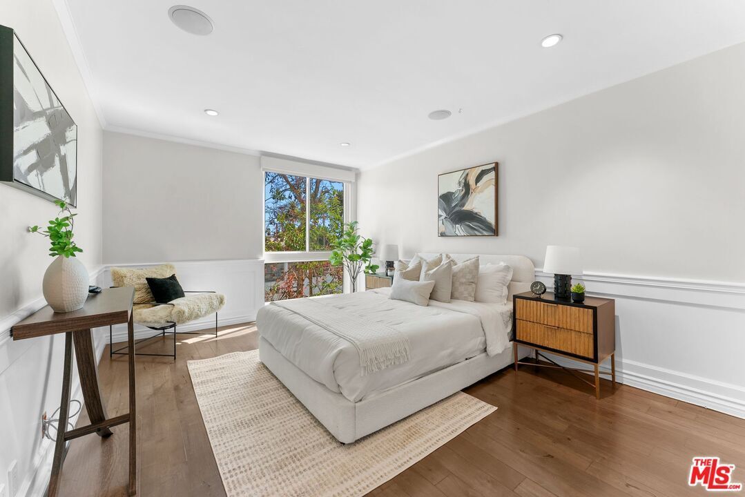 Building Photo - 906 N Doheny Dr