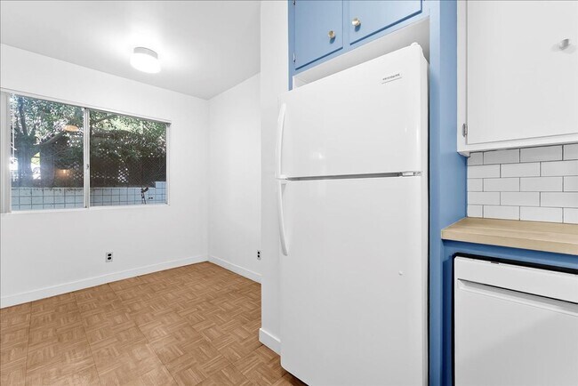 Building Photo - 4909 Sycamore Terrace