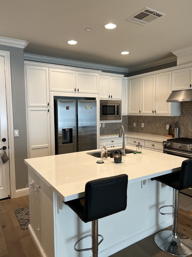 Building Photo - Gorgeous 3 Bed, 2.5 Bath Condo in Perfect ...