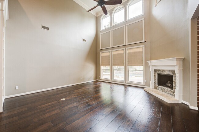 Building Photo - 11 E Wedgemere Cir