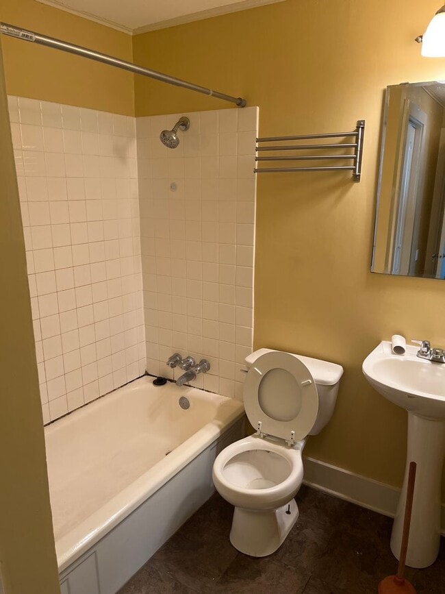 Building Photo - 2 Bed, 1 Bath Apartment