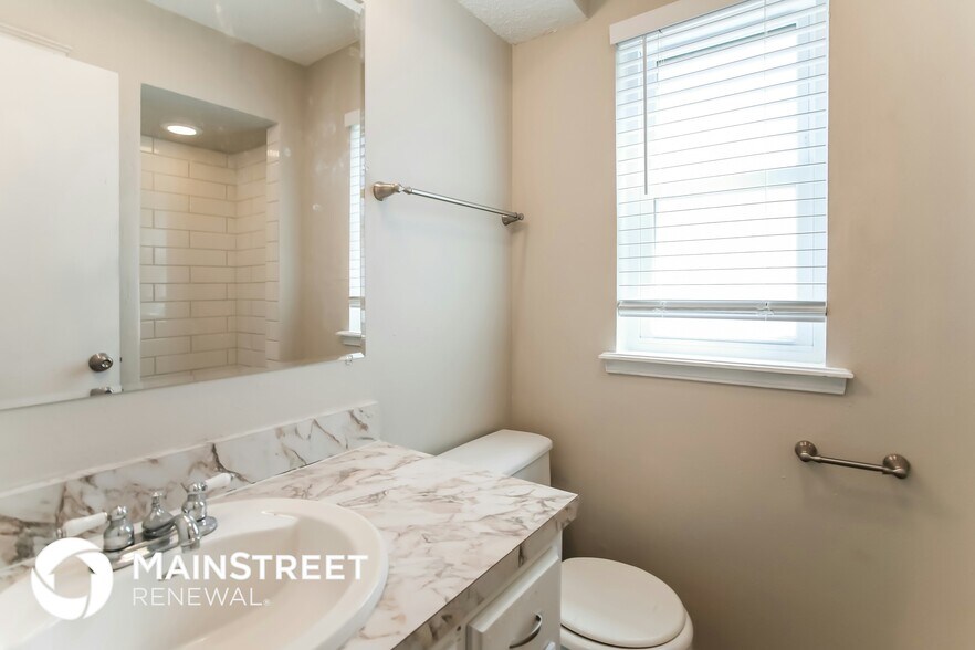 Building Photo - 916 Clear Creek