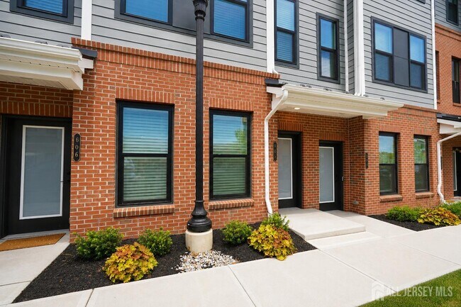 Building Photo - 605 Parker Blvd