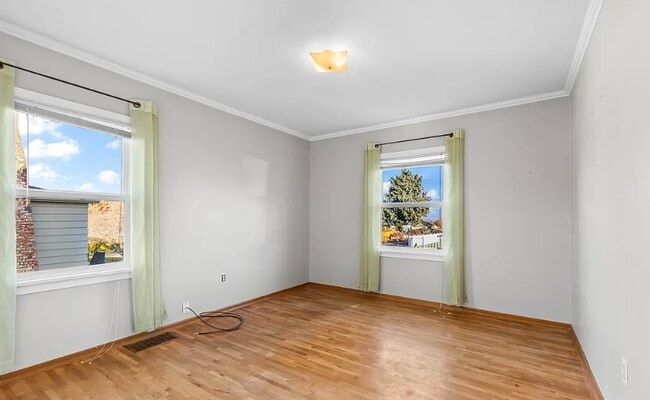 Building Photo - Move in ready