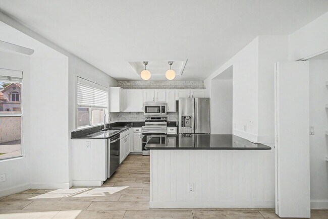 Building Photo - 1006 S Tiago Dr