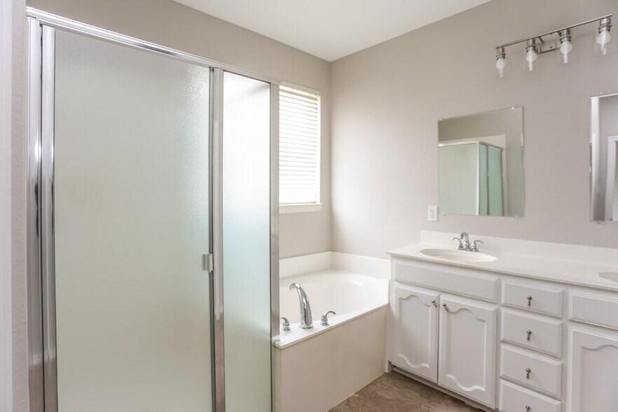 Building Photo - 4520 Chesapeake Bay Dr