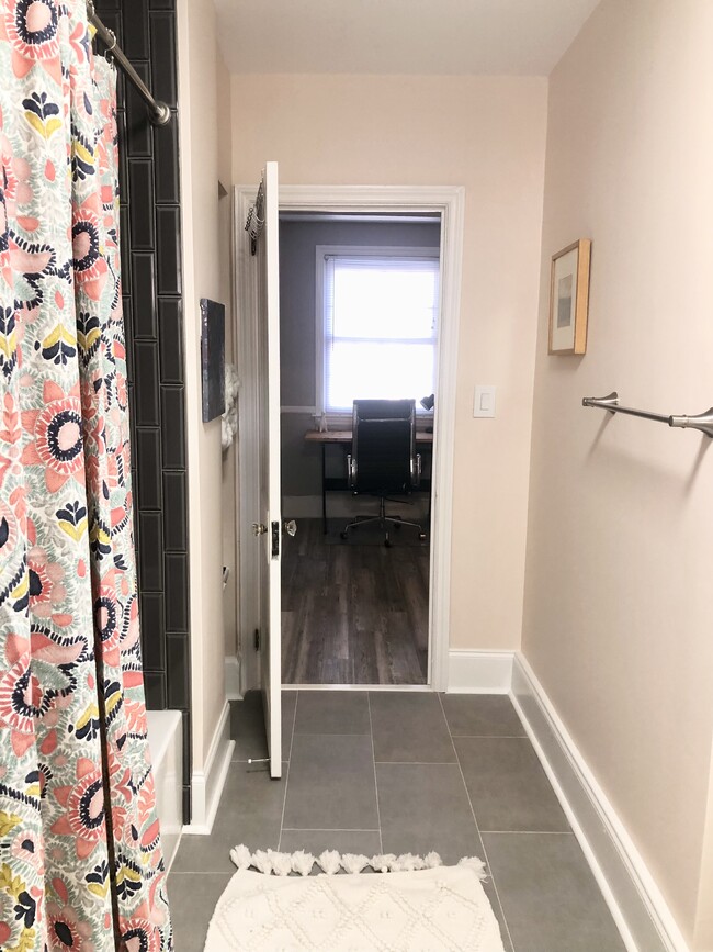 Building Photo - Furnished 2 Bedroom on 60th Street