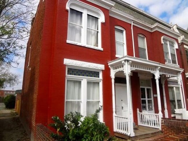 Building Photo - Huge 4 bed 2.5 Bath Home with Stainless Ap...