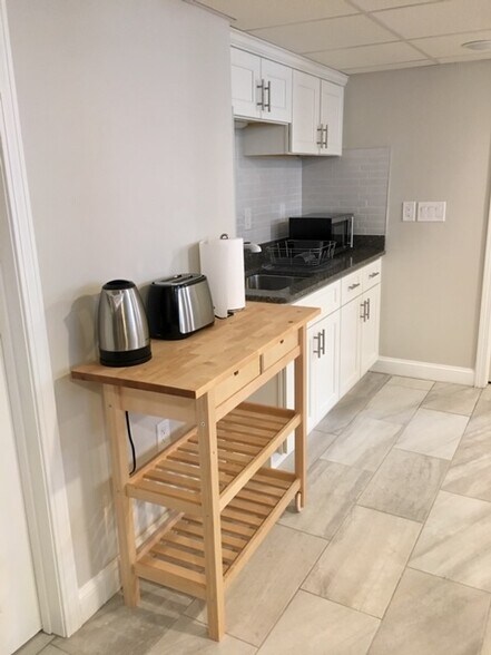 Kitchenette - 409 Trapelo Rd