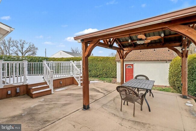 Building Photo - 8 Midland Ct