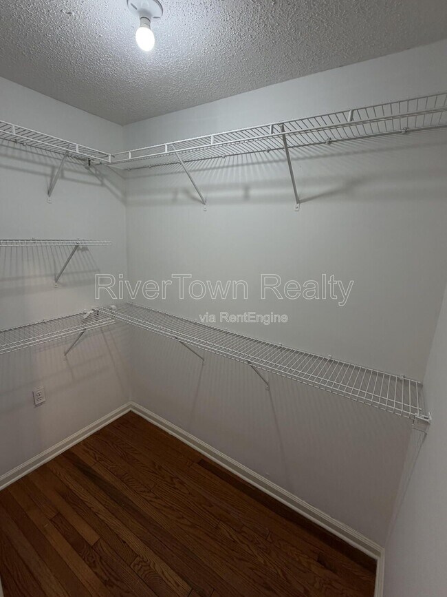 Building Photo - 736 Echles St