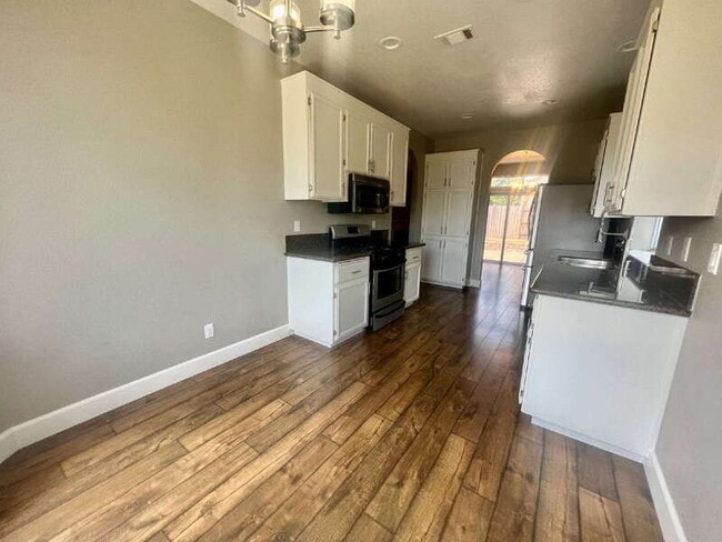 Building Photo - 1605 Paseo Flores Dr