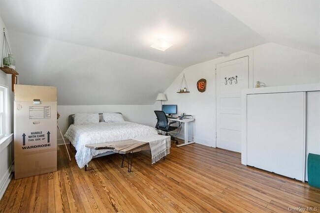 Building Photo - 1 Bayview Ave