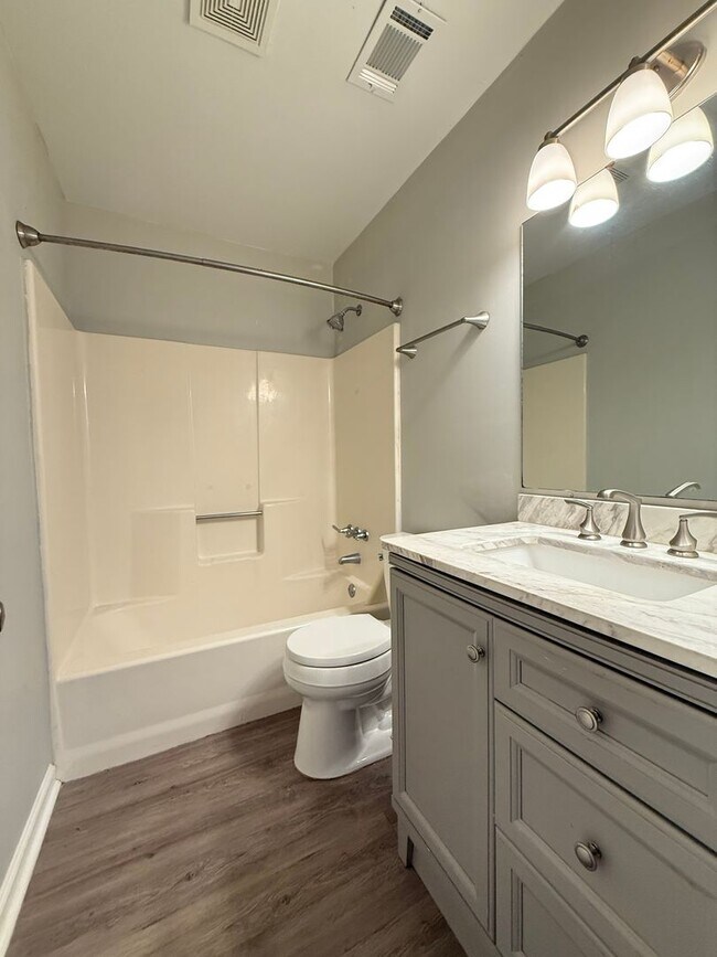 Building Photo - Charming 3 Bed 2 Bath home with ample yard...