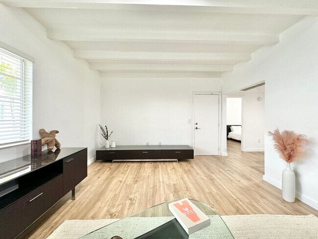 Building Photo - LARGE 1 BEDROOM FULLY FURNISHED IN WATERFR...