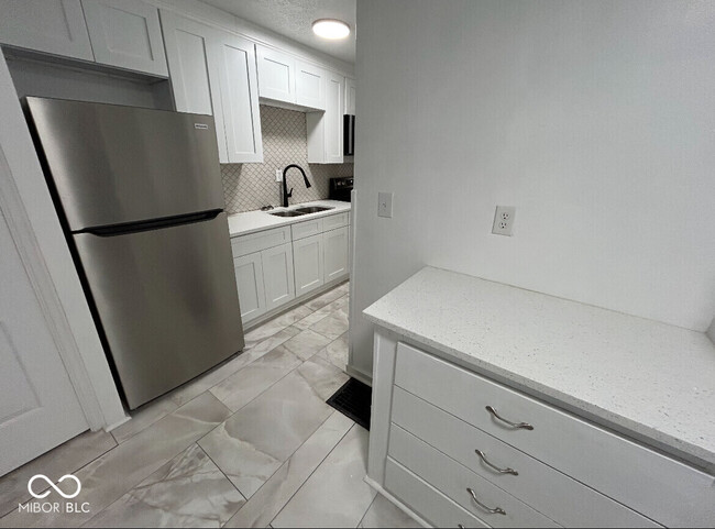 Building Photo - 5838 Rosslyn Ave